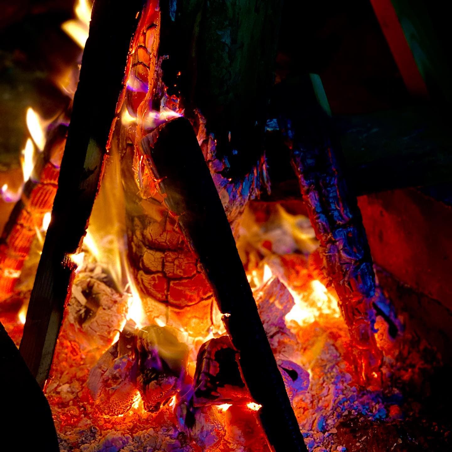【上手に焼けました!】
お庭で楽しくBBQ🍖
のはずが、、
いつのまにか大人による
大人のための焚き火になっていましたw
高く燃え盛る火を見て和む大人
寒い寒いと室内に篭る子供たち
子供たちにと思って引っ張り出してきた花火は
長期間保存による劣化でしょぼしょぼw
でも、お肉は上手に焼けました🍖
❄︎❄︎❄︎❄︎❄︎❄︎❄︎❄︎❄︎❄︎❄︎❄︎❄︎❄︎❄︎❄︎❄︎
#上手に焼けました#BBQ好き#焚き火好き#ずっと見てられる#大人のための#子供は#冬のBBQ#友人家族と#家族ぐるみのお付き合い
#あけましておめでとうございます🎍
#今年もよろしくです
